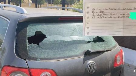 Conducta ejemplar de un niño tras romper la luna de un coche