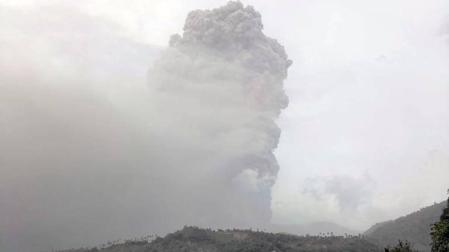 Sigue la evacuación por la erupción del volcán La Soufriere de San Vicente