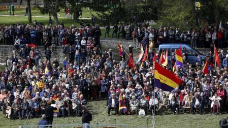 Imágenes del acto celebrado en la Vuelta del Castillo de Pamplona con motivo de la conmemoración de la instauración de la II República.