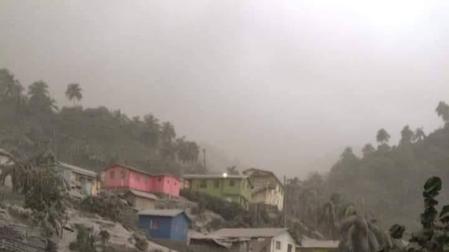La erupción de un volcán en el Caribe se cobra sus primeras víctimas