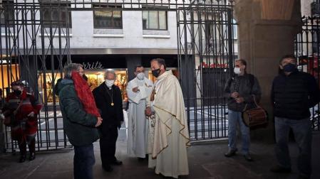 Segundo Lunes de Pascua y el Ángel de Aralar recaló en Pamplona tras el paréntesis del año pasado por la amenaza de la pandemia. Suspendido el ritual en la Taconera, se fundió en un abrazo con el 'Angelico' de la Meca en San Nicolás
