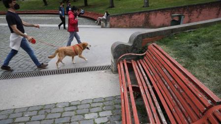 Críticas por el estado de los bancos de la plaza de los Fueros