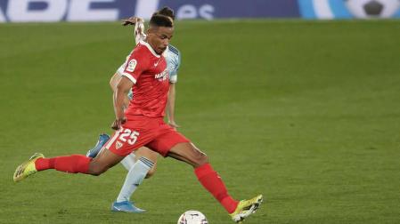 El centrocampista brasileño del Sevilla Fernando Reges marca el segundo gol de su equipo ante el Celta