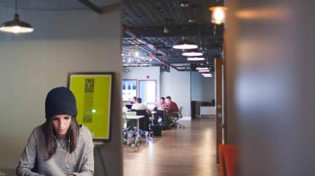 Los millennials acceden al trabajo pensando que es algo temporal, porque el empleo para siempre se acabó