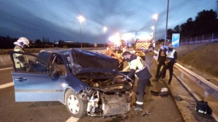 Servicios de emergencia junto al coche accidentado en la A-21.
