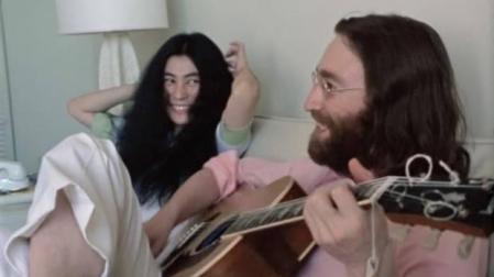 John Lennon y Yoko Ono en su habitación de un hotel de Bahamas en la que grabaron el primer vídeo del mítico tema 'Give Peace A Chance'