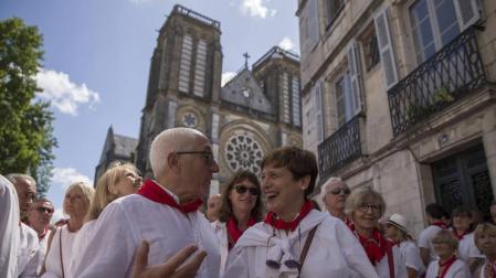 El alcalde de Bayona, Jean-René Etchegaray, comparte sus impresiones con la concejala de Navarra Suma Ana Elizalde a la salida de la misa.