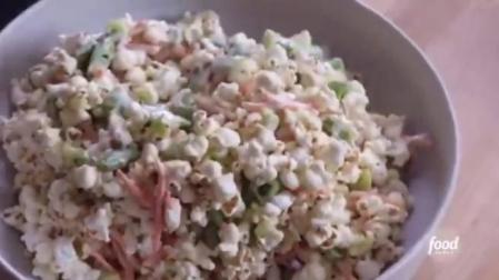 Ensalada de palomitas de maíz elaborada por Molly Yeh.
