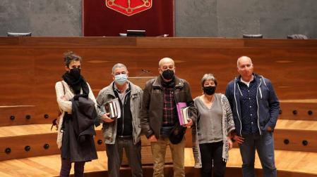Familiares de José Miguel Etxeberria "Naparra", en el Parlamento Foral.