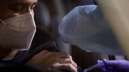 Sanidad notifica 6.037 nuevos casos y 254 muertes, con la incidencia bajando ligeramente a 153