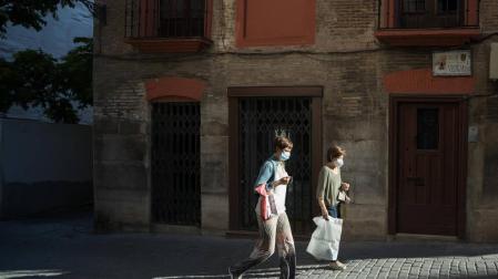 Dos mujeres con mascarilla por la calle Verjas de Tudela.