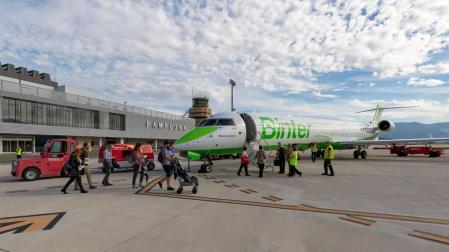 La aeronave de Binter el pasado 27 de octubre, día de la inauguración de los vuelos, en Noáin.