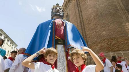 Cientos de niños se dieron cita en la plaza Vieja para despedir a la Comparsa de Gigantes de Tudela con besos y aplausos hasta las próximas fiestas.