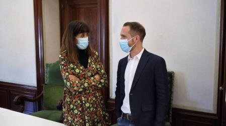 Los concejales socialistas Maite Esporrín y Xabier Sagardoy conversan antes del pleno.