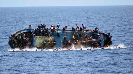 Al menos cinco migrantes han muerto y otros 562 han sido rescatados después de que la embarcación en la que viajaban haya volcado frente a las costas de Libia.