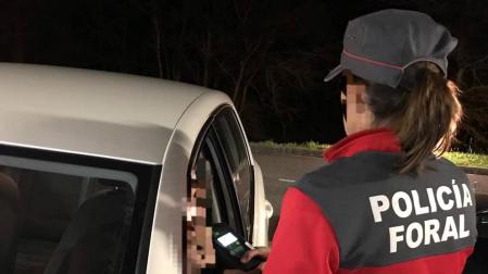 Una agente de la Policía Foral en un control de alcoholemia.
