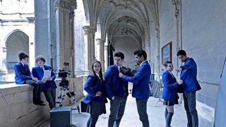 Los actores protagonistas de la serie 'El Internado Las Cumbres', rodando en el Monasterio de Irache