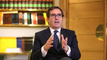 El presidente de la CEOE, Antonio Garamendi durante una entrevista.
