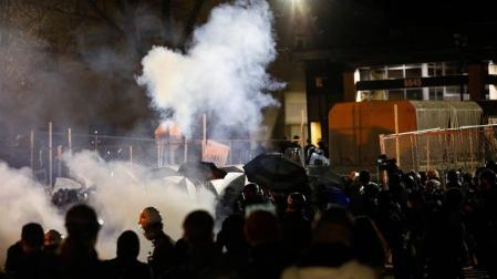 Las protestas y altercados contra la violencia policial se esparcen por EEUU