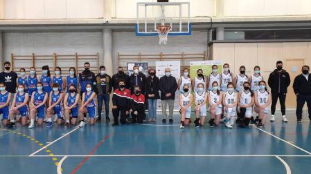La consejera Esnaola, el director gerente de Instituto Navarro del Deporte, Miguel Pozueta, y el presidente de la Federación Navarra de Baloncesto, Pablo Bretos, junto a jugadoras cadetes de baloncesto.