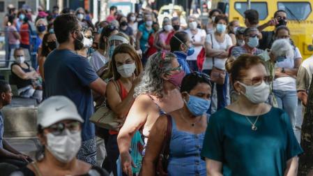 Cola de personas que esperan a ser vacunados contra la COVID-19 en Río de Janeiro.