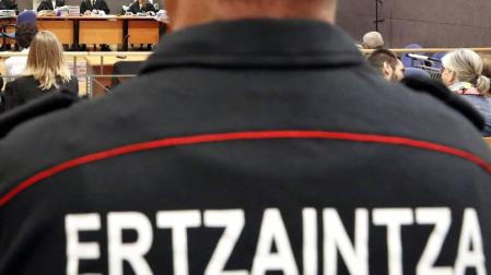 Un agente de la ertzaintza, en un juzgado.