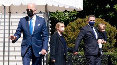Hunter Biden, con su pequeño hijo en brazos y acompañado de su actual mujer y su padre el presidente de EE UU, Joe Biden