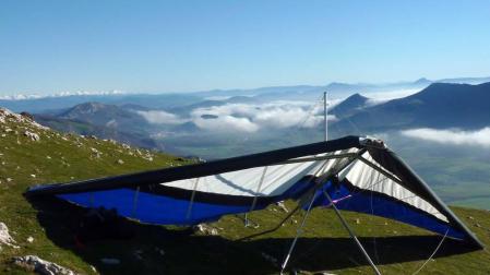 Un ala delta en la cima de un monte.