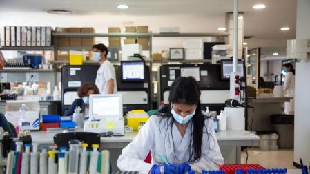 Sanidad notifica 21.071 casos, 121 muertes y un aumento de la incidencia tras el fin de semana