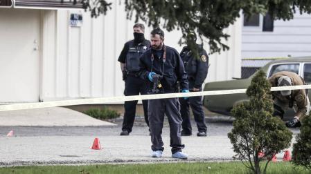 Investigadores en el lugar del tiroteo en Kenosha, Wisconsin.