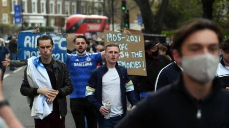 Más de 1.000 aficionados del Chelsea se reunieron en los aledaños del campo para pedir la retirada del equipo inglés de la Superliga