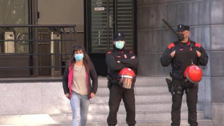 Una de las sincalistas de LAB detenida el martes sale del Palacio de Justicia de Navarra