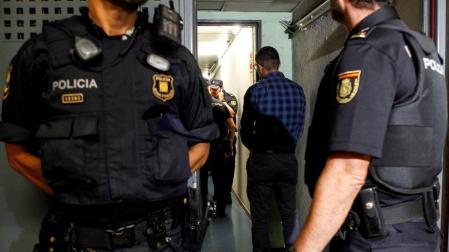 Agentes de la Policía Nacional en una detención