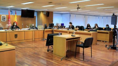 Vista general de la sesión del juicio contra el acusado (d) de estrangular a su madre, trocear el cadáver y comerse sus restos.