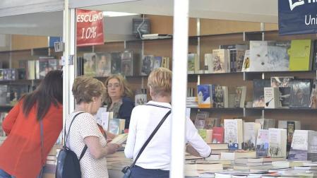 La Feria del libro de Pamplona deja satisfechos a sus participantes en su primer fin de semana.