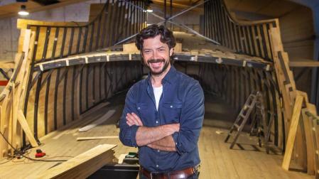 Coincidiendo con el quinto centenario de la primera vuelta al mundo en barco, Amazon Prime Video y Televisión Española preparan una serie, 'Sin límites', cuyo rodaje comienza en Navarra y que estará protagonizada por los actores Álvaro Morte, en el papel de Elcano, y el brasileño Rodrigo Santoro, en el de Magallanes.