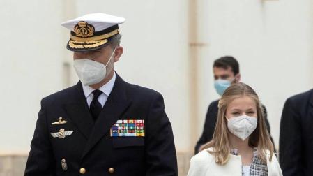 Los reyes han presidido este jueves la puesta a flote del nuevo submarino de la Armada, el S-81 Isaac Peral, en los astilleros de Navantia en Cartagena, en la que han estado acompañados por sus hijas, Leonor, princesa de Asturias y madrina del bautizo del sumergible, y la infanta Sofía.