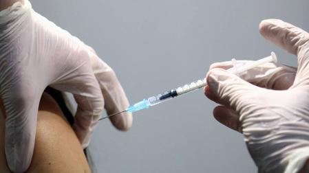 La EMA indica que la segunda dosis de Pfizer y Moderna debe administrarse como indica su prospecto
