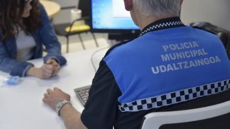 Un agente de la Policía Munical de Pamplona atiende a una ciudadana.