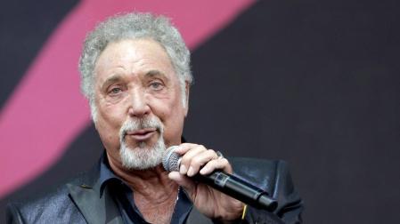Tom Jones recibe el galard&oacute;n Silver Clef por toda su carrera