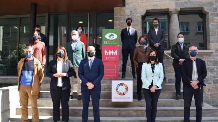 Juan Mari Erice (Oxfam Intermon); Maider Gabilondo (Unicef en Navarra); Carlos Fernández Valdivielso (CEN); Marián García (Fundación Vicente Ferrer en Navarra); Javier Andueza (Alboan en Navarra); Mireia Ribé (Grupo Apex); Esteban Morrás (Das-Nano); Alejandra Alfaro (Grupo Intro); Javier Inglán (Magnesitas Navarras); Juanma Garro (Lacturale); Nuria Machico (Indversis); Iñigo Ayerra (IED Electronics); y Eneko Sanz (Nabrawind).