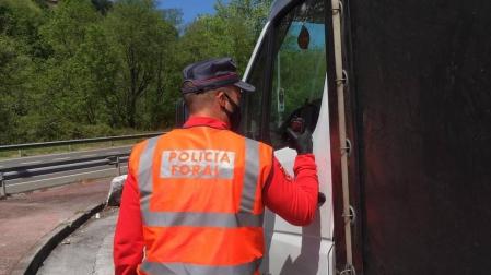 Detenido un camionero por conducir con auriculares y fumándose un porro
