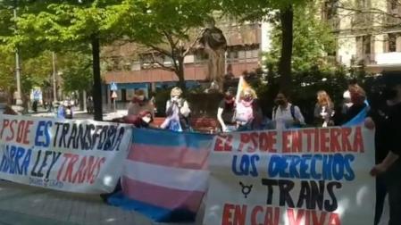Colectivos LGTBI protestan ante el PSN por el "bloqueo" de la Ley Trans