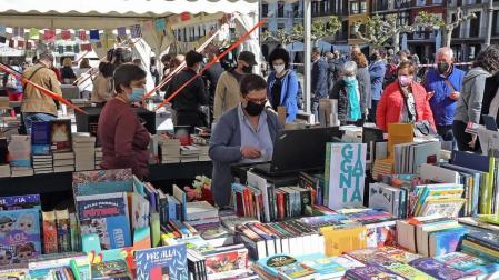 Las librerías salen a la calle en el Día del Libro con descuentos y flores