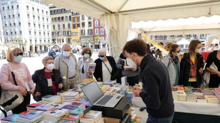 Las librerías salen a la calle en el Día del Libro con descuentos y flores