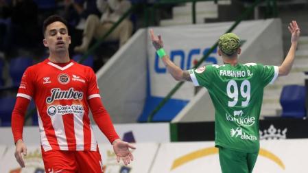 El cierre del Jimbee Cartagena Jesús y el ala de Osasuna Magna Fabinho, con gestos de lamento. La moneda cayó de cara para los visitantes.