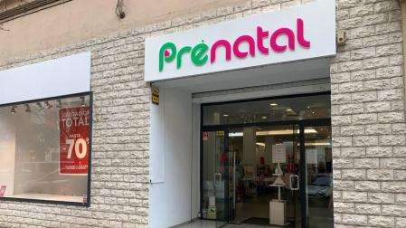 La tienda de Prénatal en la calle Castillo de Maya, con el cartel de liquidación por cierre.