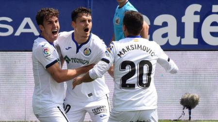 Enes Unal celebra uno de sus dos goles con el Getafe en Huesca.
