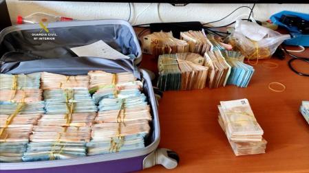 Parte del dinero incautado en la operación.