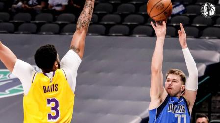 Doncic lanza ante la oposición de Davis.